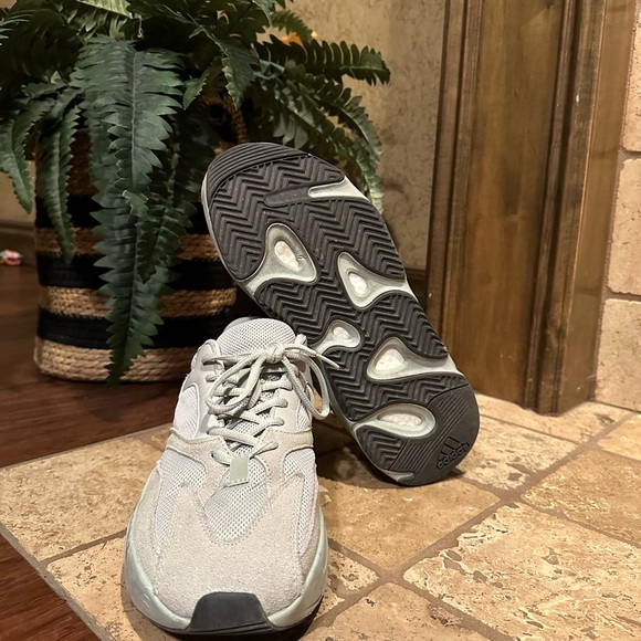 Gray Yeezy 700 Size 11 - Picture 3 of 5